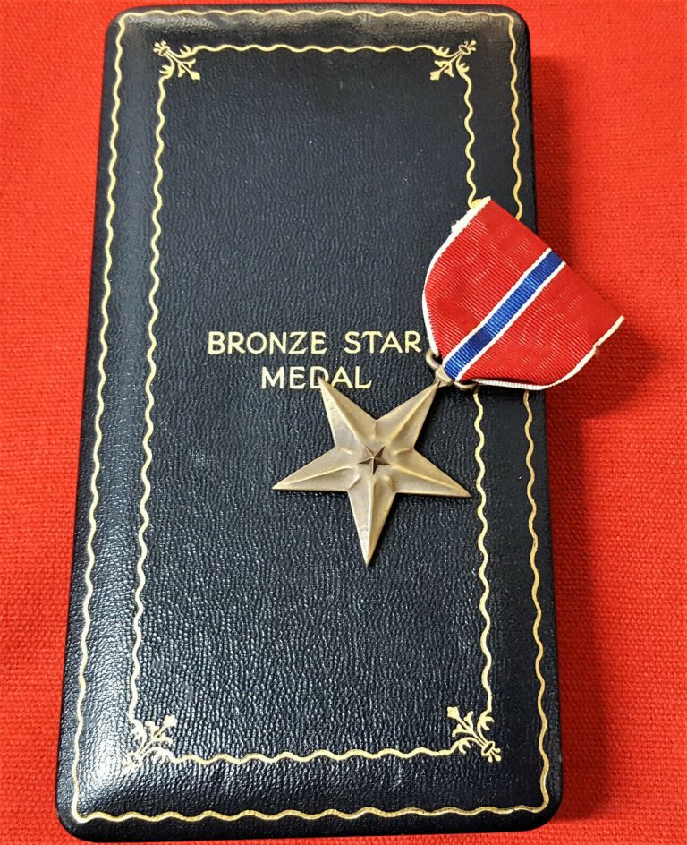 VINTAGE WW2 UNITED STATES AMERICA CASED BRONZE STAR MEDAL WITH RIBBON BARS