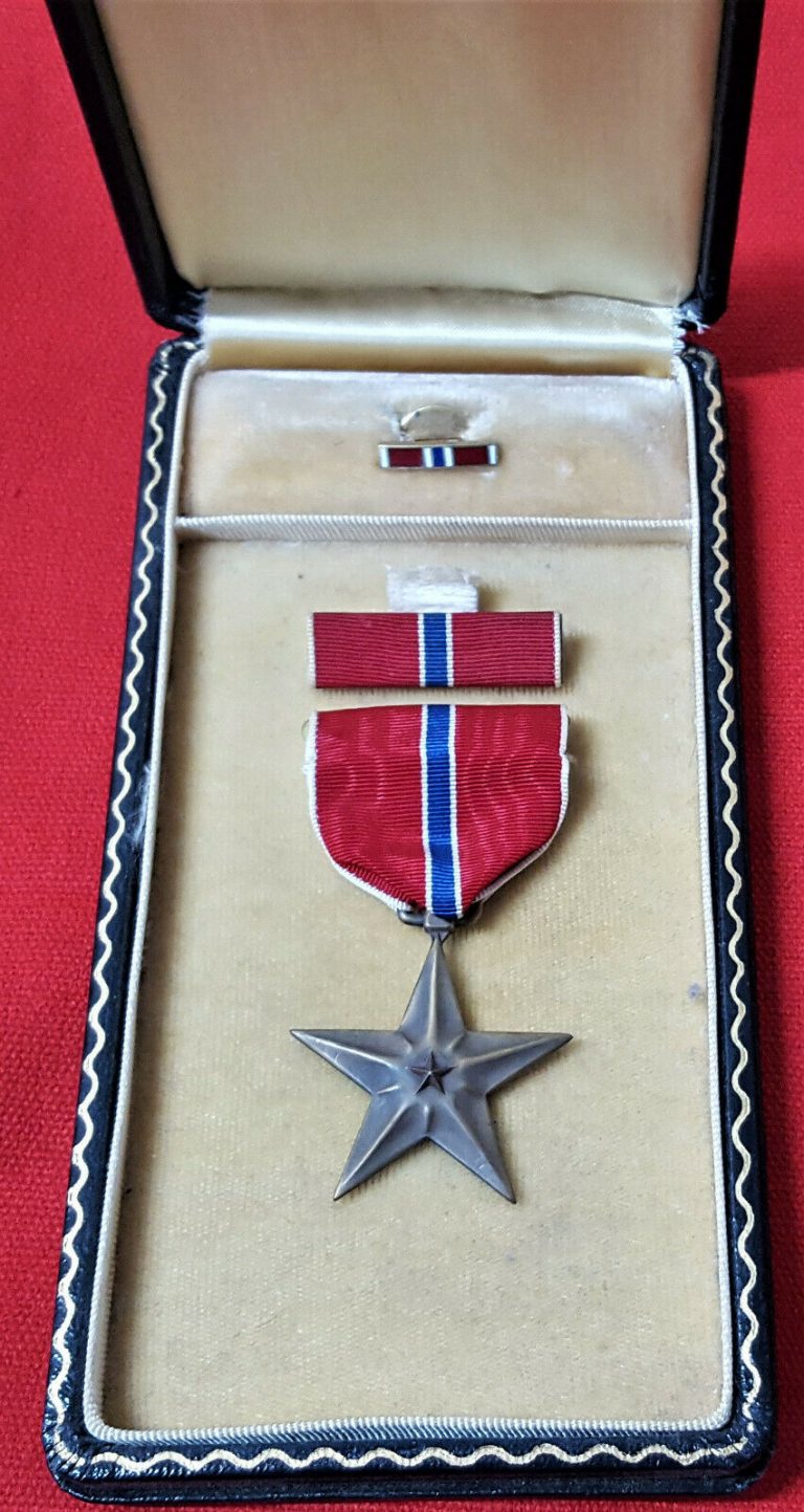 VINTAGE WW2 UNITED STATES AMERICA CASED BRONZE STAR MEDAL WITH RIBBON BARS