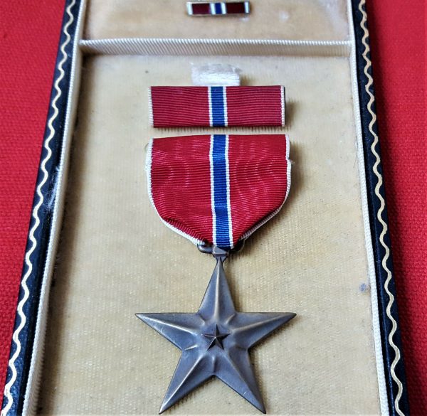 VINTAGE WW2 UNITED STATES AMERICA CASED BRONZE STAR MEDAL WITH RIBBON BARS