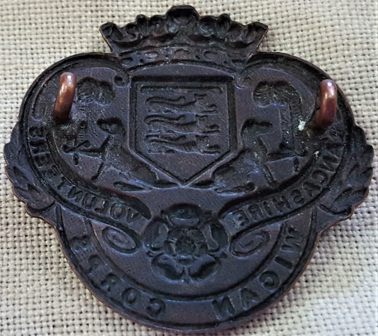 WW1 BRITISH ARMY WIGAN CORPS LANCASHIRE VOLUNTEERS UNIFORM CAP BADGE