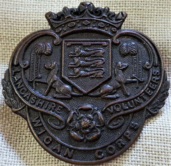 WW1 BRITISH ARMY WIGAN CORPS LANCASHIRE VOLUNTEERS UNIFORM CAP BADGE