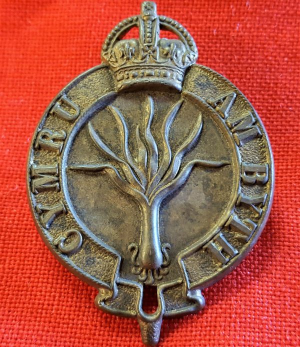 WW1 ERA BRITISH ARMY WESLSH GUARDS BRASS UNIFORM PUGAREE CAP BADGE