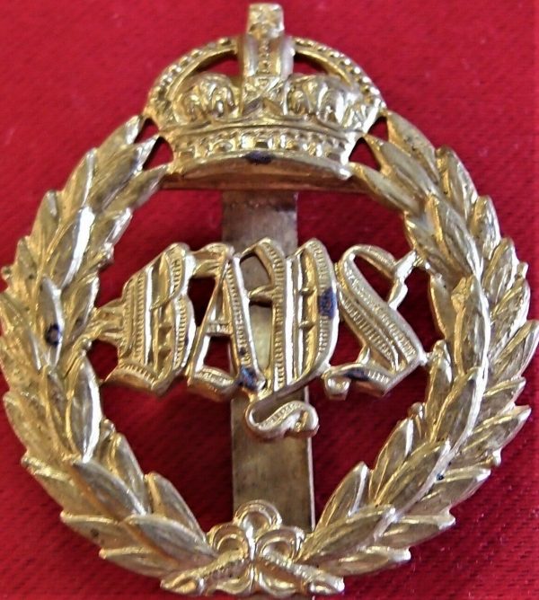 WW2 BRITISH ARMY 2ND DRAGOON GUARDS (QUEEN'S BAYS) UNIFORM CAP BADGE