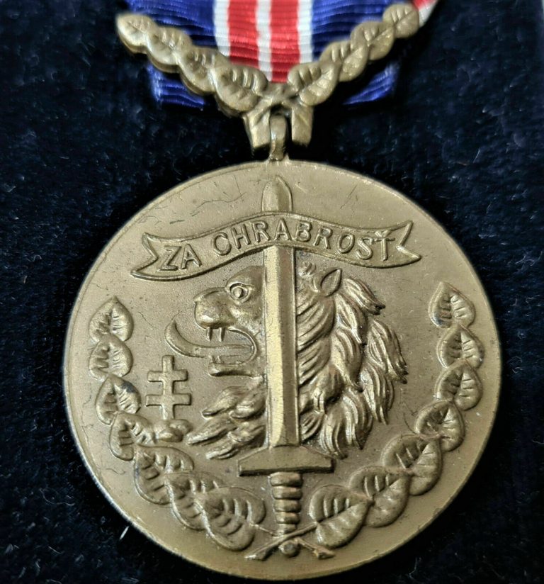 WW2 CZECHOSLOVAKIA BRAVERY MEDAL Medaila za Chrabrosť WITH RARE CASE ISSUE