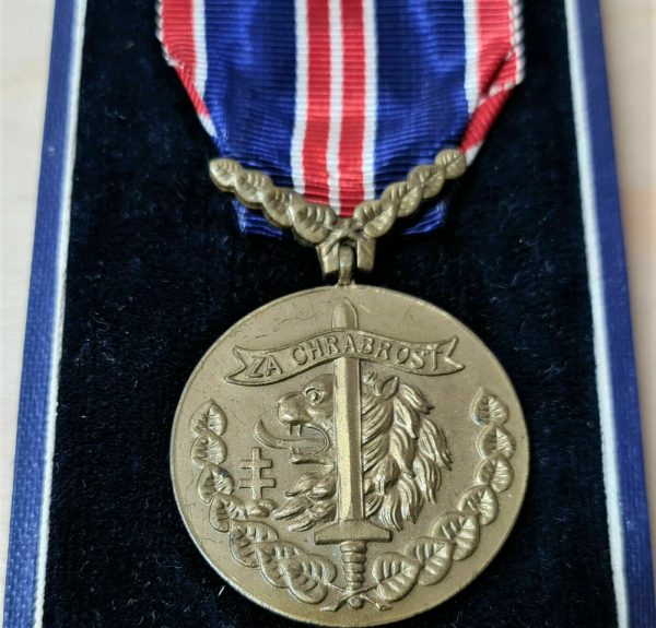 WW2 CZECHOSLOVAKIA BRAVERY MEDAL Medaila za Chrabrosť WITH RARE CASE ISSUE