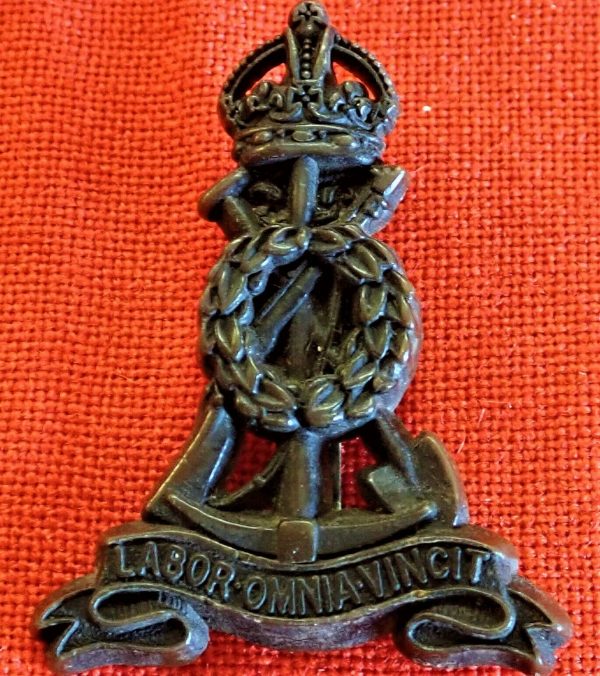 WW2 ERA BRITISH ARMY PIONEER CORPS *ECONOMY* UNIFORM CAP BADGE