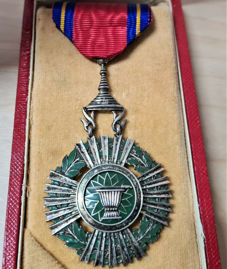 WW2 ERA KINGDOM OF CAMBODIA ORDER OF SAHAMETREI IN ARTHUR BERTRAND CASED MEDAL