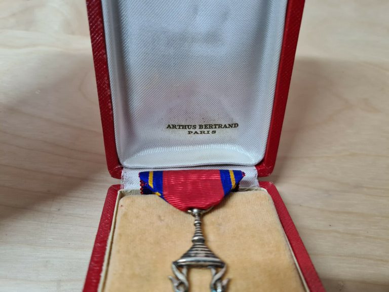 WW2 ERA KINGDOM OF CAMBODIA ORDER OF SAHAMETREI IN ARTHUR BERTRAND CASED MEDAL