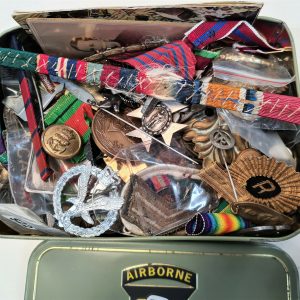 1.3kg AUSTRALIAN ARMY UNIFORM MEDALS BUTTONS & BADGES ASSORTED WW1 WW2 & 1970's