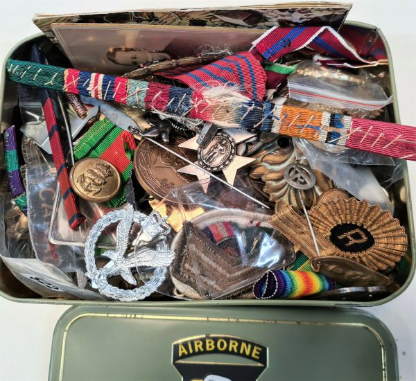 1.3kg AUSTRALIAN ARMY UNIFORM MEDALS BUTTONS & BADGES ASSORTED WW1 WW2 & 1970's