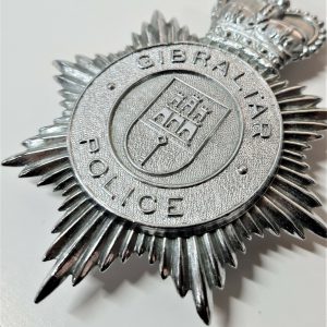 POST WW2 ERA OBSOLETE GIBRALTAR POLICE FORCE UNIFORM HELMET CAP BADGE