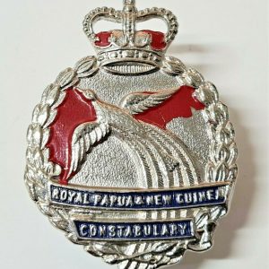 POST WW2 ERA OBSOLETE PAPUA NEW GUINEA POLICE FORCE UNIFORM CAP BADGE