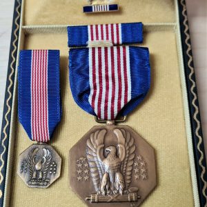 WW2 ERA US ARMY & AIR FORCE USAAF SOLDIER'S MEDAL CASED SET WITH MINIATURE