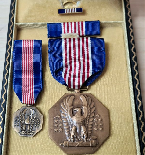 WW2 ERA US ARMY & AIR FORCE USAAF SOLDIER'S MEDAL CASED SET WITH MINIATURE