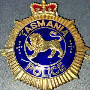 OBSOLETE AUSTRALIAN TASMANIA POLICE UNIFORM CAP BADGE 1960'S