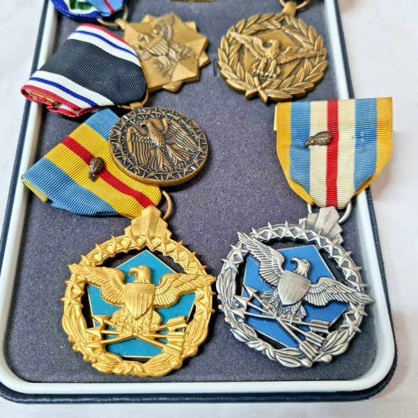 VIETNAM WAR - GULF ERA US AIR FORCE ARMY COMMENDATION SERVICE MEDALS CASED SET