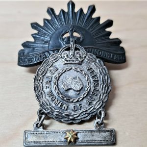 WW2 RAAF AUSTRALIA MOTHERS BADGE MEDAL & WW2 RISING SUN UNIFORM COLLAR BADGE