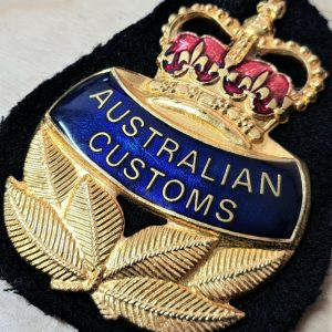 OBSOLETE AUSTRALIAN CUSTOMS UNIFORM CAP UNIFORM BADGE 1980'S