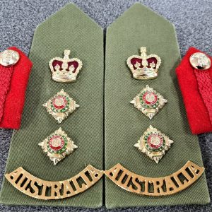 VIETNAM WAR ERA AUSTRALIAN ARMY UNIFORM RANK SHOULDER BOARDS WITH BADGES