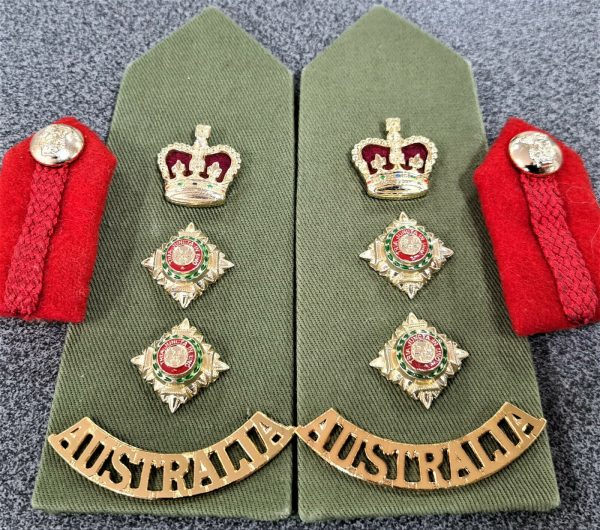 VIETNAM WAR ERA AUSTRALIAN ARMY UNIFORM RANK SHOULDER BOARDS WITH BADGES