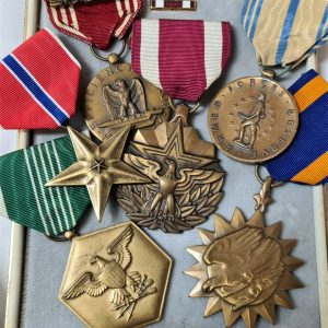 WW2 TO VIETNAM WAR ERA US AIR FORCE ARMY COMMENDATION SERVICE MEDALS CASED SET