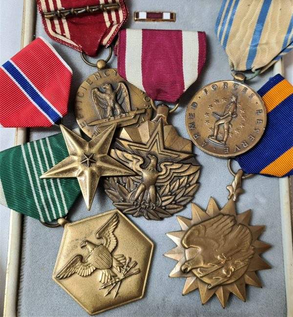 WW2 TO VIETNAM WAR ERA US AIR FORCE ARMY COMMENDATION SERVICE MEDALS CASED SET