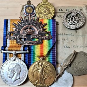 22 HOWITZER BRIGADE AUSTRALIAN WW1 BRITISH WAR MEDALS 32068 HENSHILWOOD BADGES