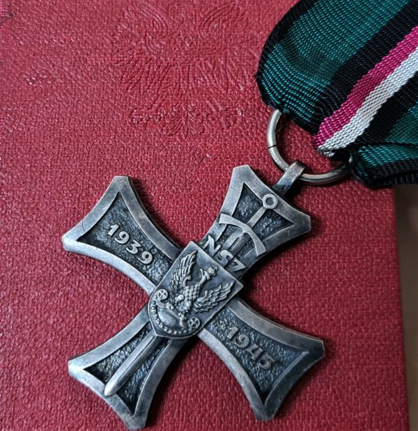 WW2 POLAND NATIONAL MILITARY ACTION CROSS MEDAL & CASE