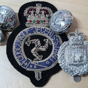 POST WW2 ERA OBSOLETE ROYAL BRITISH ISLES POLICE HAT UNIFORM BADGE PATCH BUTTONS