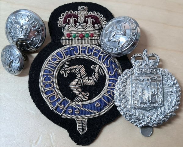 POST WW2 ERA OBSOLETE ROYAL BRITISH ISLES POLICE HAT UNIFORM BADGE PATCH BUTTONS