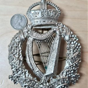 POST WW2 ERA OBSOLETE ROYAL IRISH CONSTABULARY POLICE HELMET HAT UNIFORM BADGE