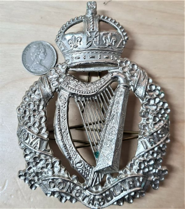 POST WW2 ERA OBSOLETE ROYAL IRISH CONSTABULARY POLICE HELMET HAT UNIFORM BADGE