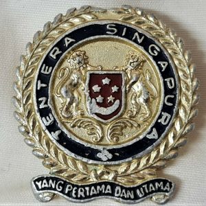 POST WW2 ERA SINGAPORE ARMY DEFENCE FORCE UNIFORM CAP BADGE