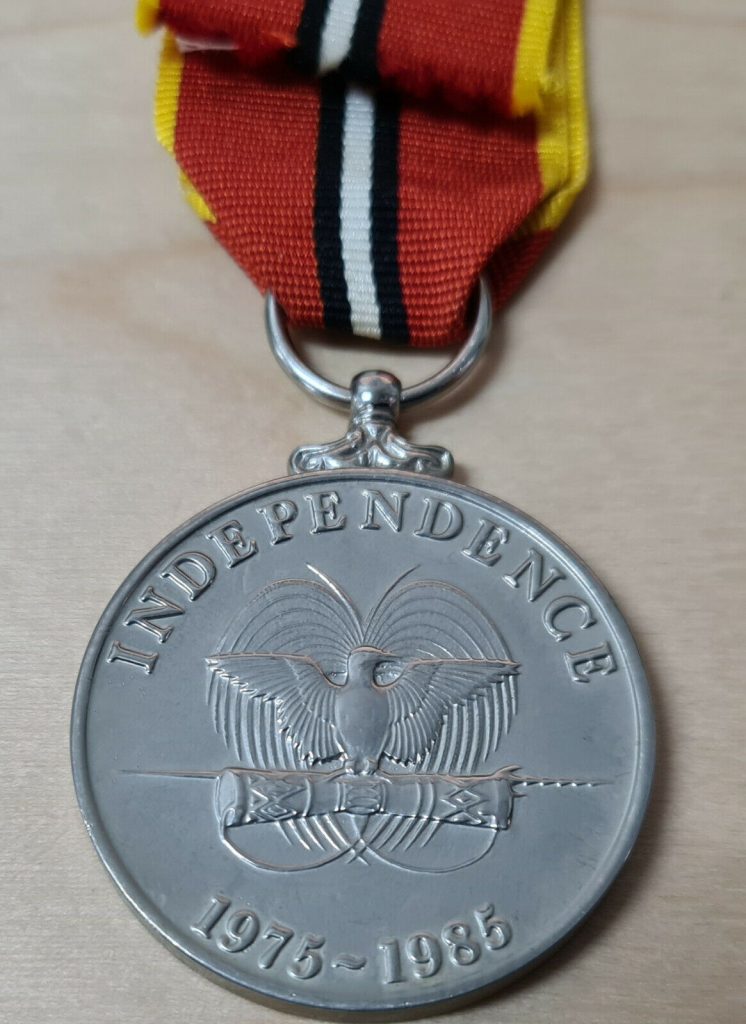 SCARCE PAPUA NEW GUINEA 10 YEAR ANNIVERSARY OF INDEPENDENC MEDAL 1985 - Image 3