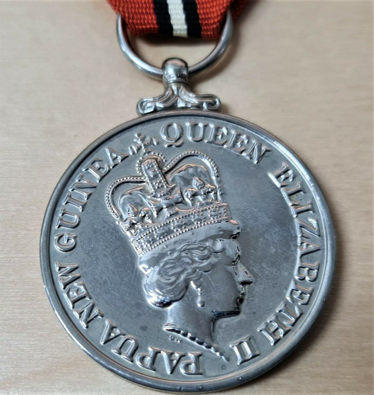 SCARCE PAPUA NEW GUINEA 10 YEAR ANNIVERSARY OF INDEPENDENC MEDAL 1985 - Image 2