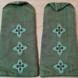 VIETNAM WAR ERA AUSTRALIAN ARMY UNIFORM RANK SHOULDER BOARDS GREEN CAPTAIN