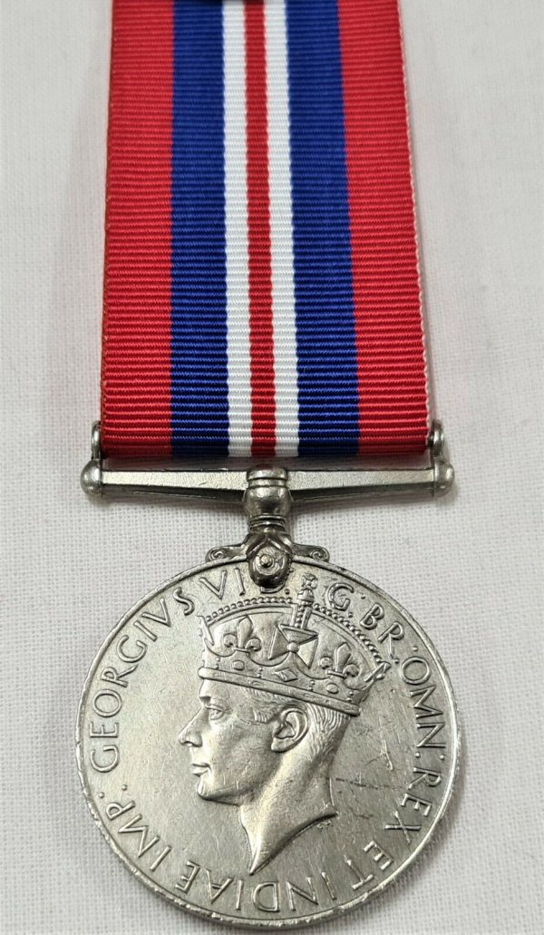 100% ORIGINAL WW2 THE 1939/45 WAR SERVICE MEDAL RIBBON MEDAL MOUNTING ANZAC