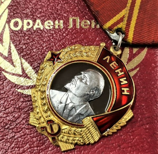 POST WW2 ORDER OF LENIN MEDAL IN CASE #179324 TYPE 5 VARIATION 1 RARE