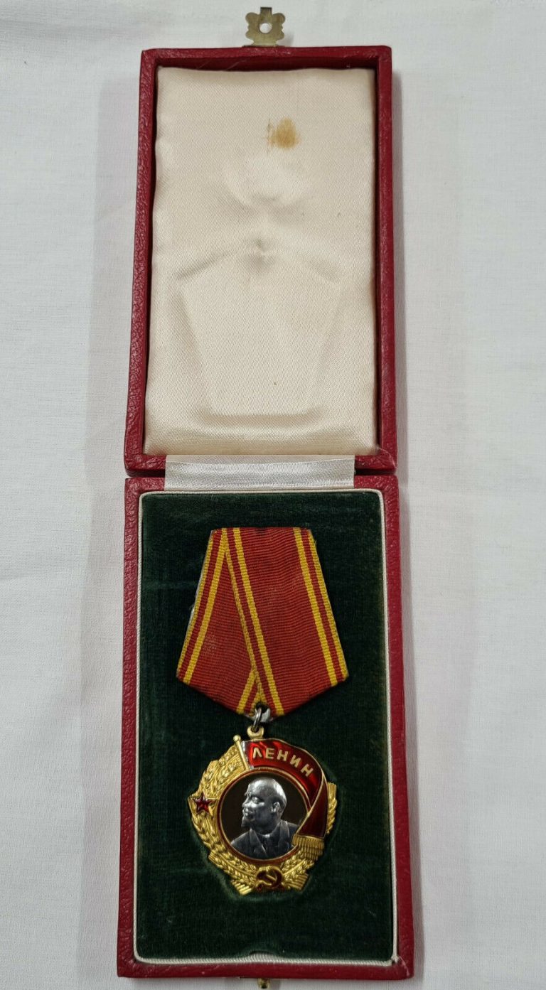 POST WW2 ORDER OF LENIN MEDAL IN CASE #179324 TYPE 5 VARIATION 1 RARE - Image 2