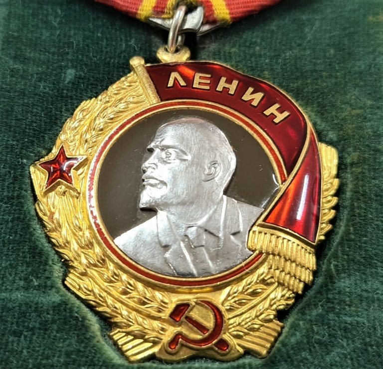 POST WW2 ORDER OF LENIN MEDAL IN CASE #179324 TYPE 5 VARIATION 1 RARE - Image 3