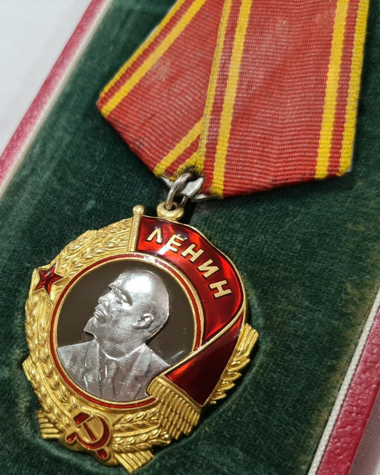 POST WW2 ORDER OF LENIN MEDAL IN CASE #179324 TYPE 5 VARIATION 1 RARE - Image 4