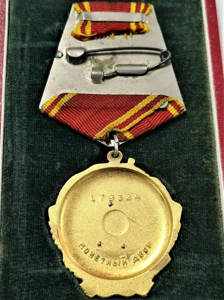 POST WW2 ORDER OF LENIN MEDAL IN CASE #179324 TYPE 5 VARIATION 1 RARE - Image 6