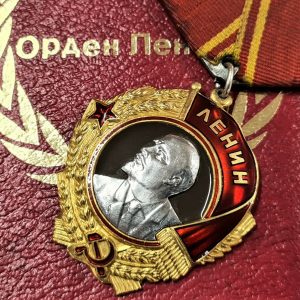 POST WW2 SOVIET UNION RUSSIA ORDER OF LENIN MEDAL IN CASE #179324 TYPE 5 VARIATION 1 RARE