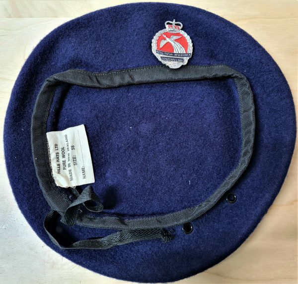 SCARCE ROYAL PAPUA NEW GUINEA CONSTABULARY POLICE OFFICER UNIFORM BERET & BADGE