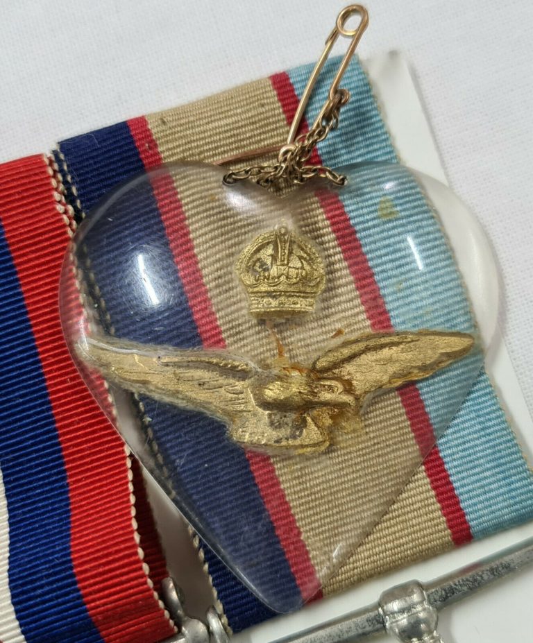 WW2 AUSTRALIAN AIR FORCE FLT LT 406170 ALLINGHAM PACIFIC NEW GUINEA MEDAL BADGE - Image 2