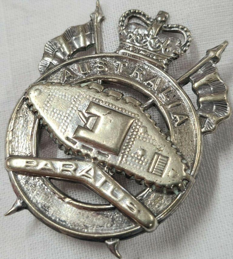 POST WW2 VINTAGE 1953-60 AUSTRALIAN ARMY ARMOURED CORPS UNIFORM CAP BADGE CMF - Image 3