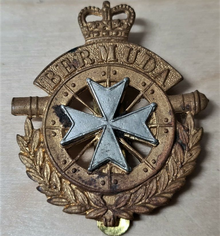 POST WW2 VINTAGE BERMUDA ARTILLERY UNIFORM CAP BADGE - Image 2