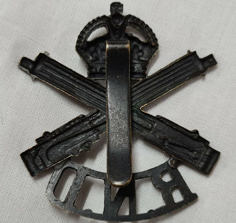 WW1 BRITISH ROYAL NAVAL DIVISION MACHINE GUN UNIFORM CAP BADGE - Image 3