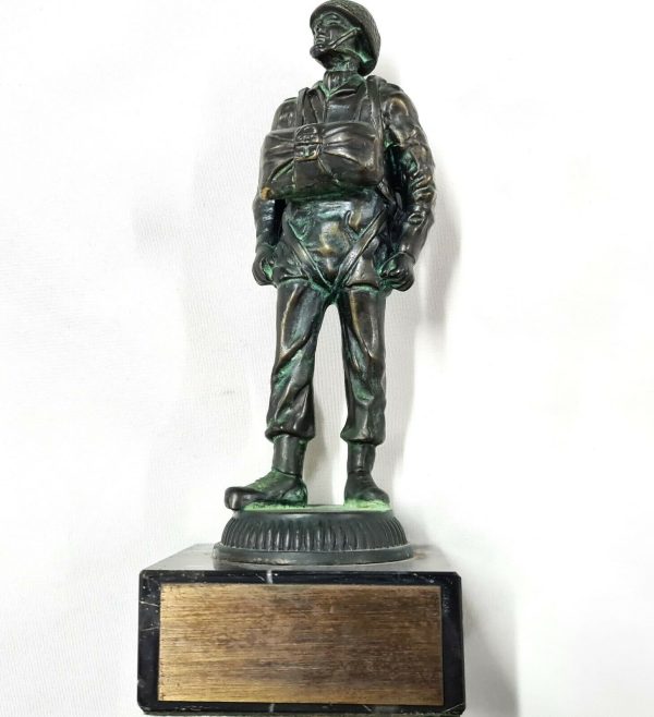 POST WW2 ERA BRITISH ARMY BRONZE PARATROOPER ON MARBLE STATUE - Image 5