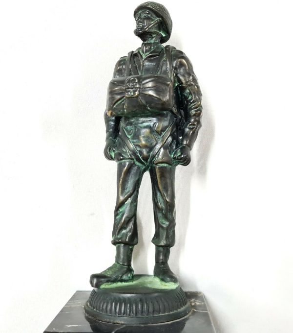 POST WW2 ERA BRITISH ARMY BRONZE PARATROOPER ON MARBLE STATUE - Image 2